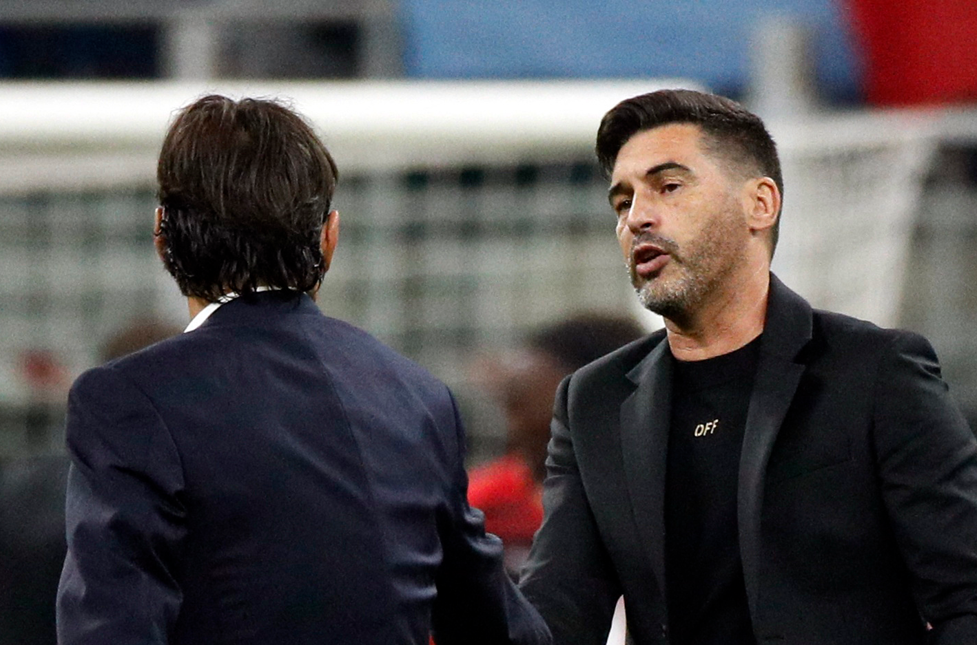 Paulo Fonseca serra la main de Simone Inzaghi