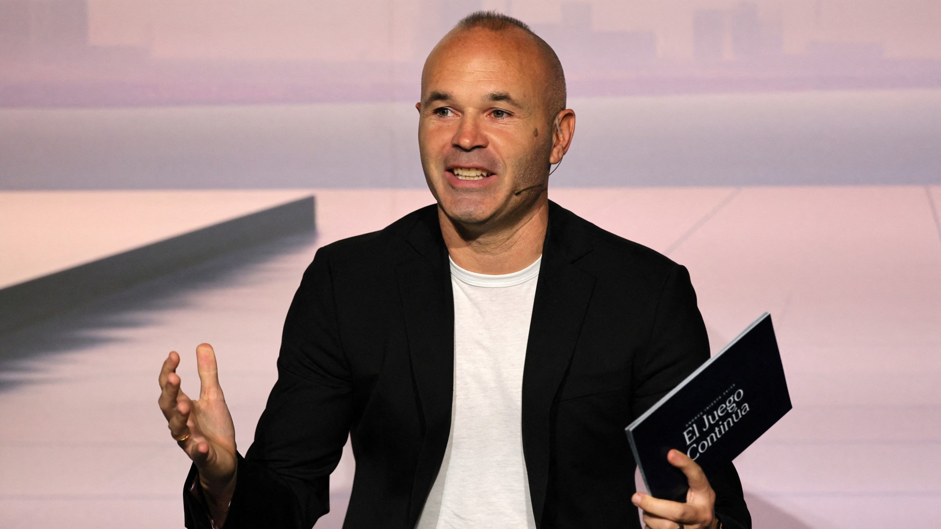 Iniesta wants Barca coaching return