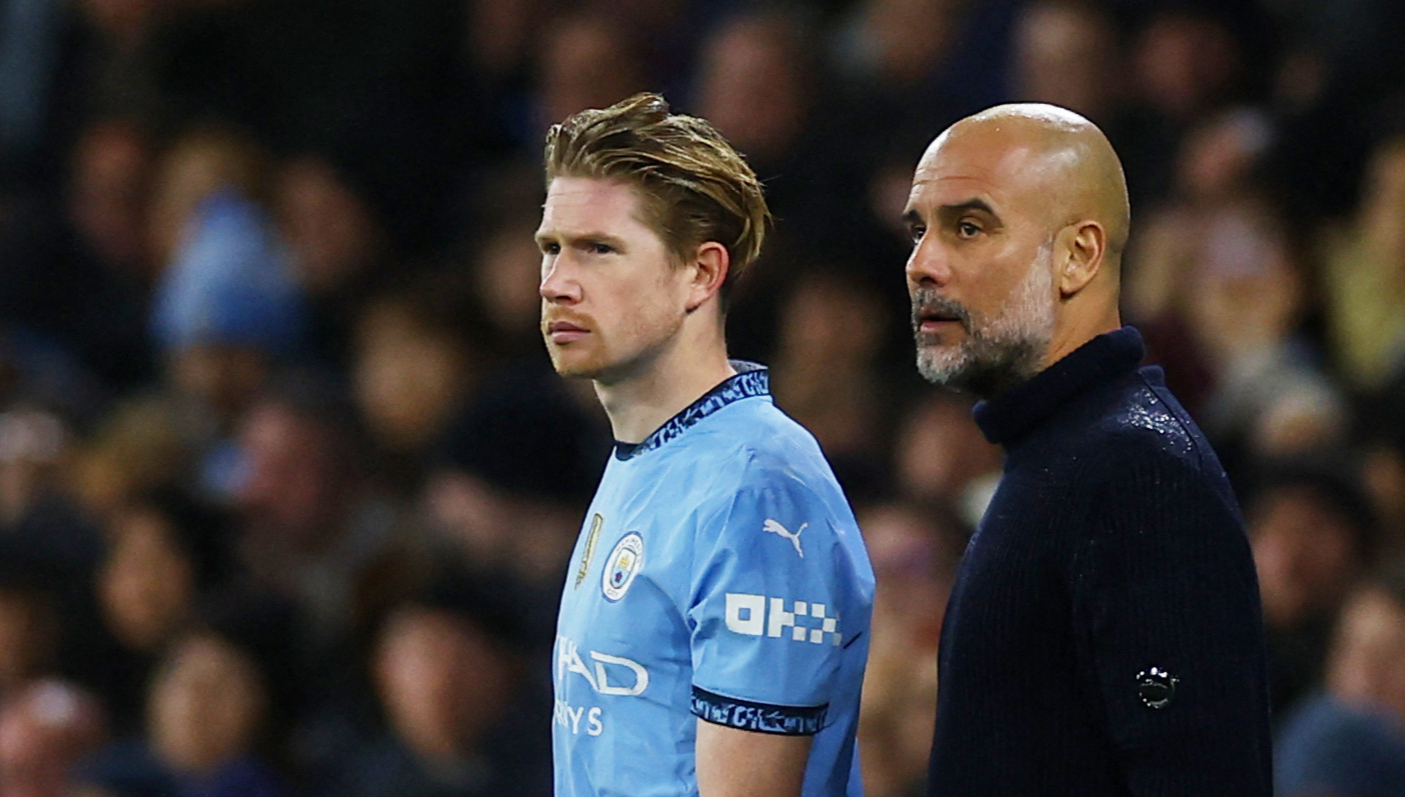 Pep Guardiola à côté de Kevin De Bruyne