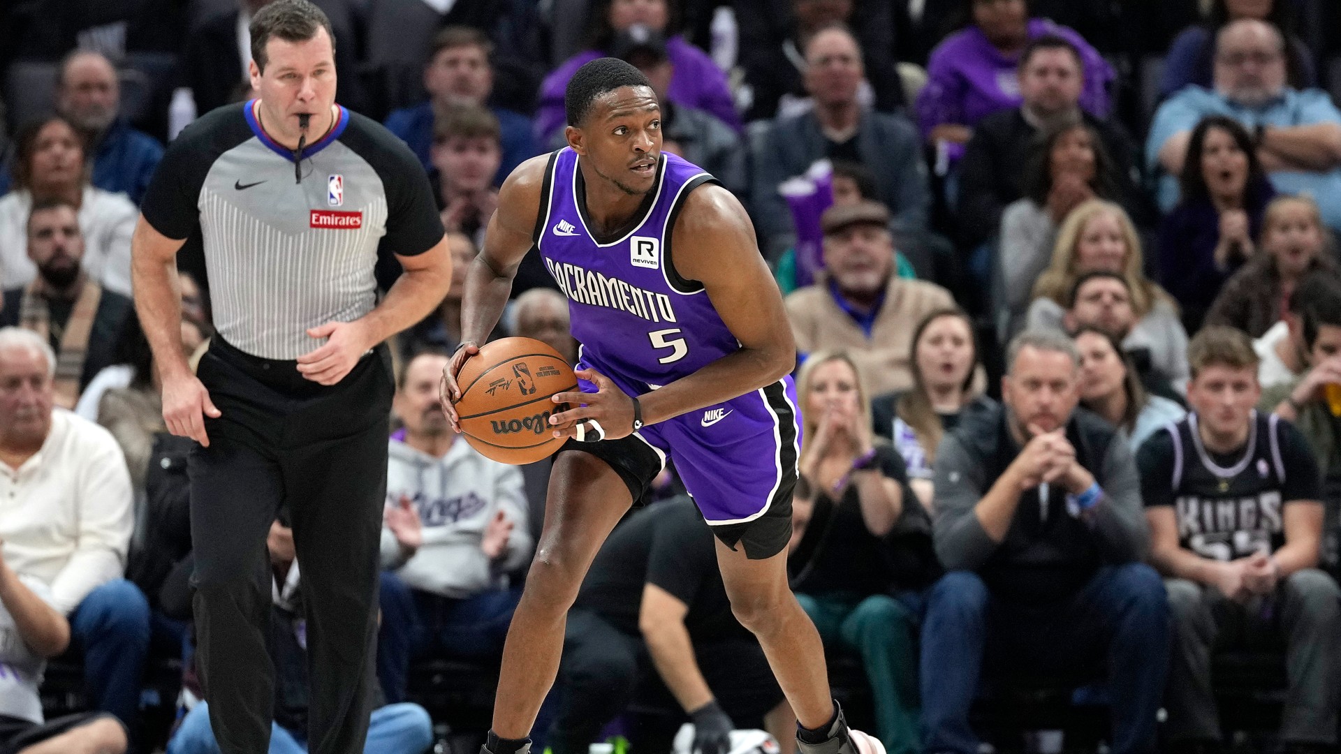 Kings trade star guard Fox to Spurs