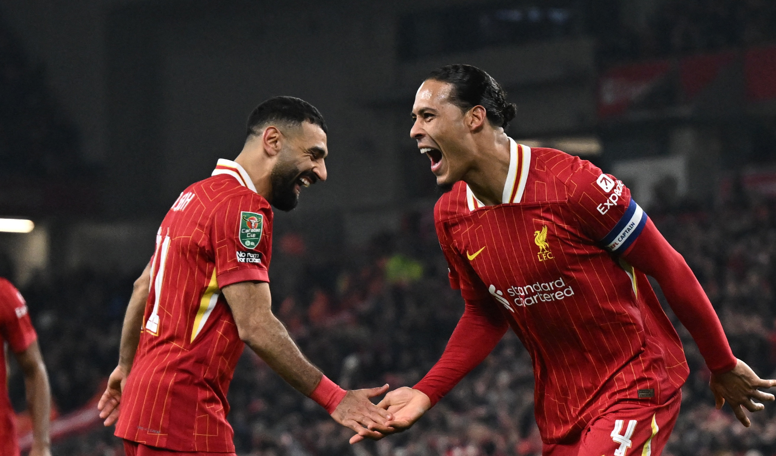 Virgil van Dijk tape la main de Mohamed Salah