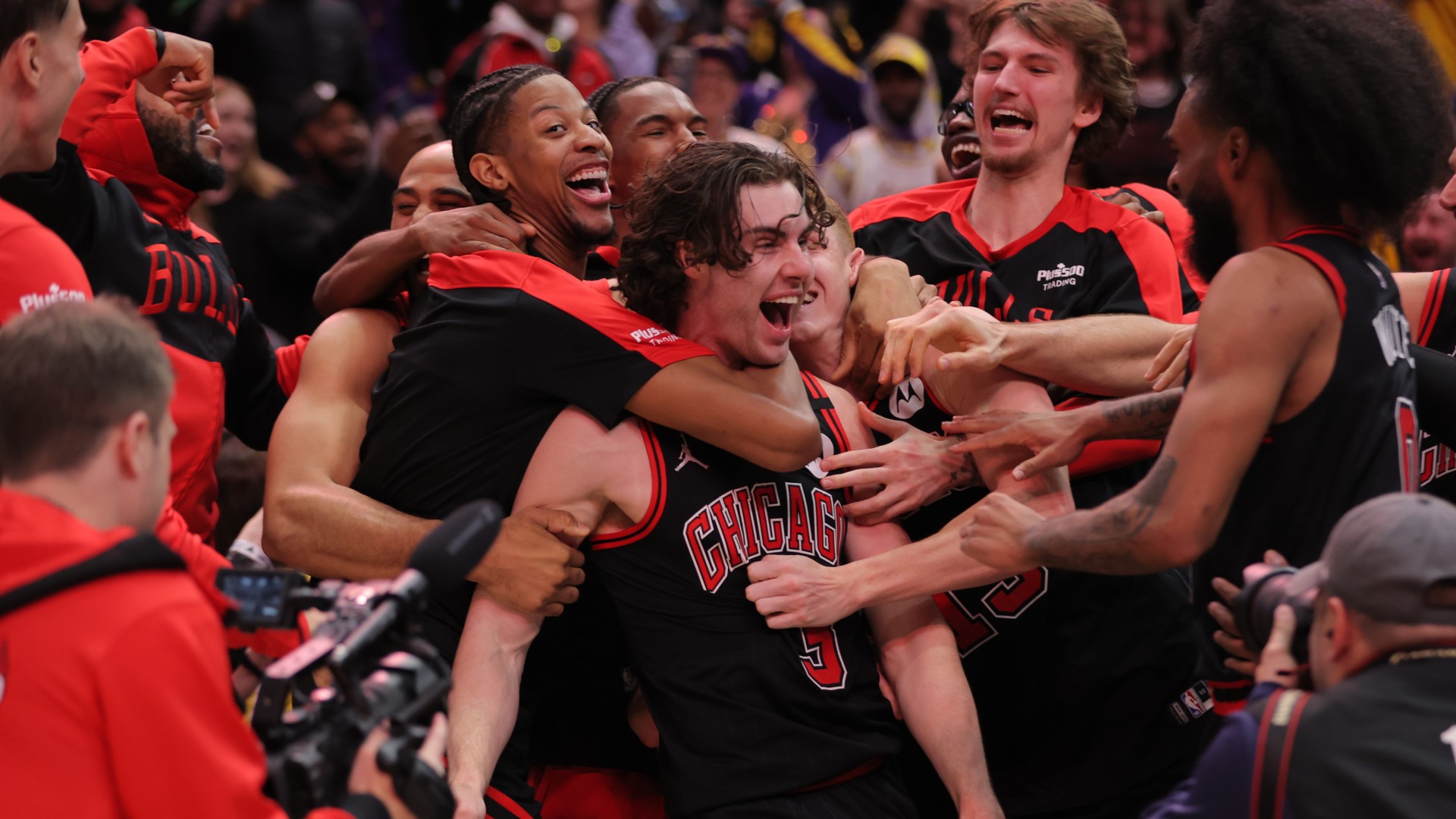 Bulls' Giddey hits long 3 at buzzer