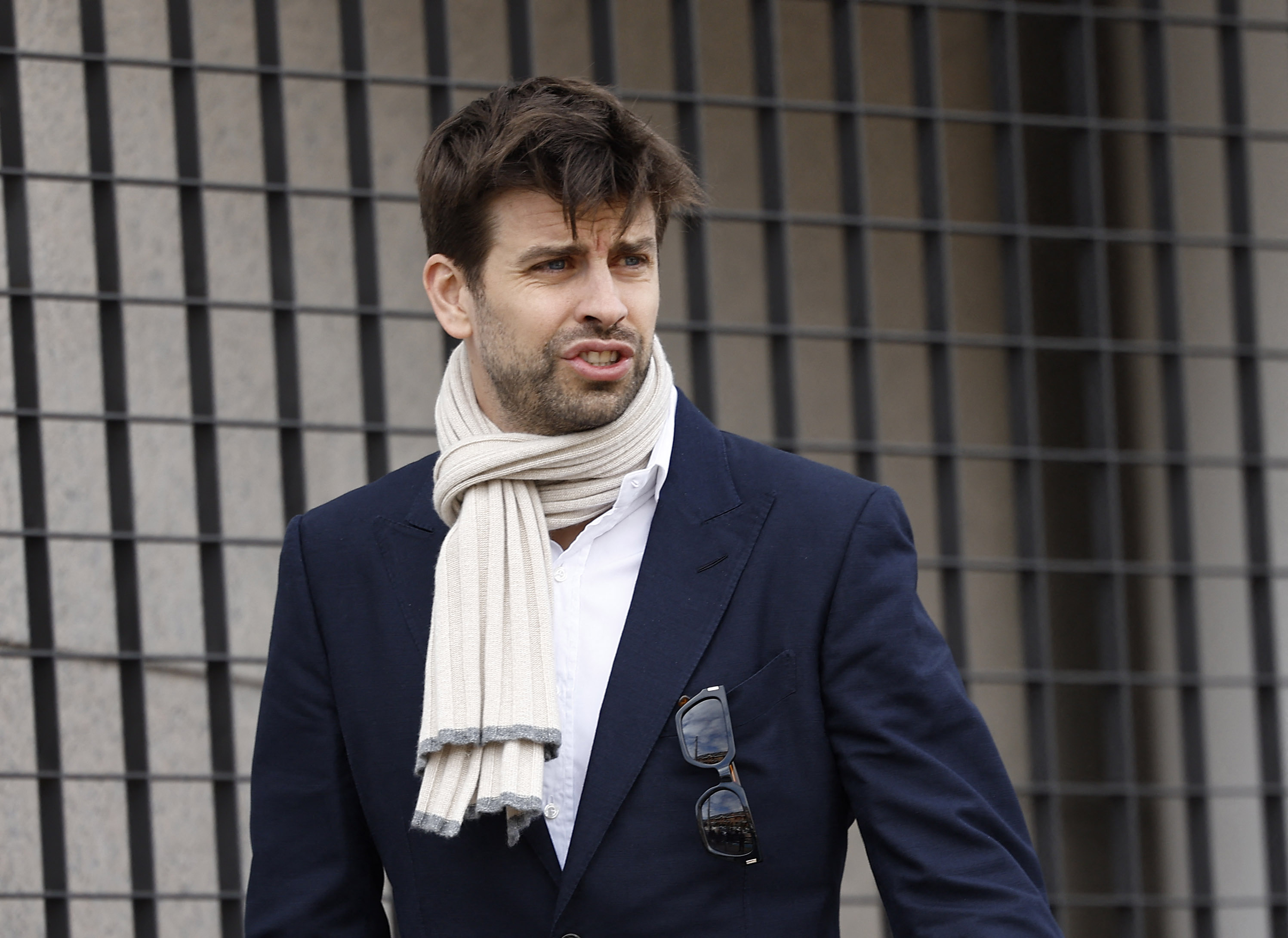Gerard Piqué costume écharpe