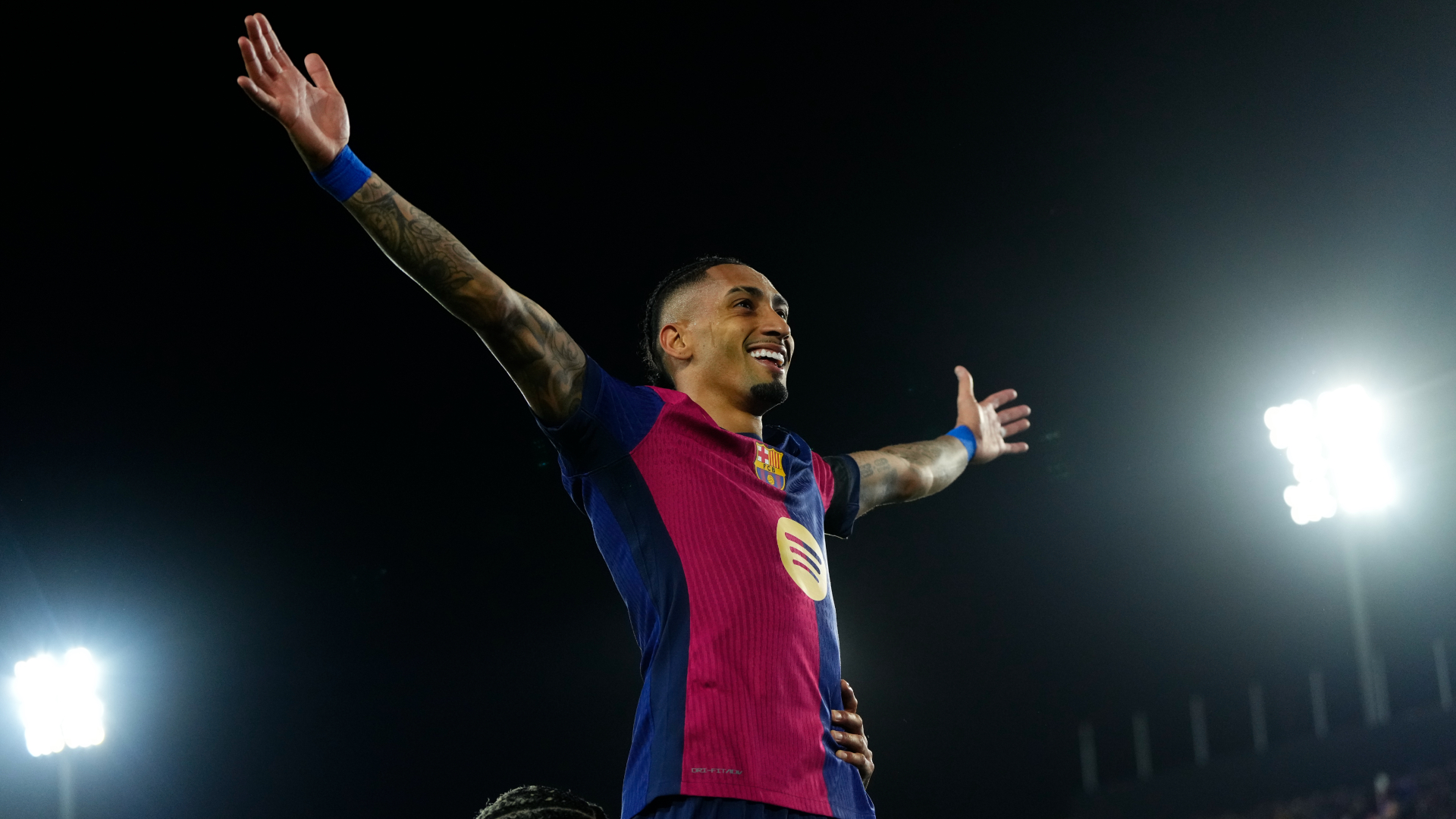 Raphinha signs new Barca contract