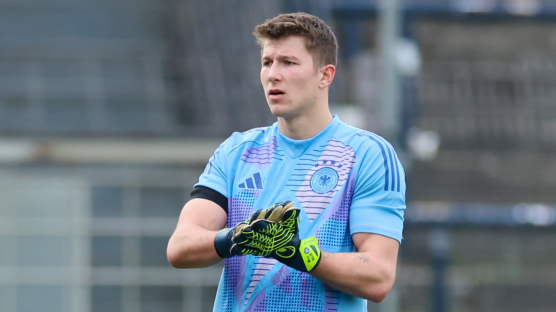 Burnley sign goalkeeper Weiss 