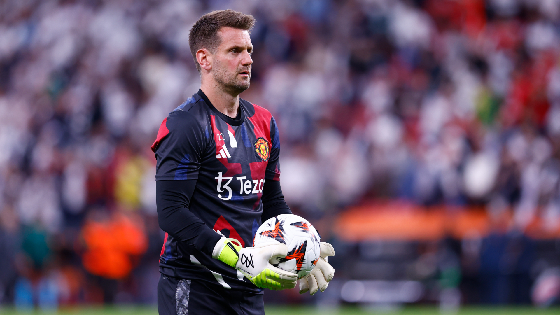 Heaton signs new Man Utd contract