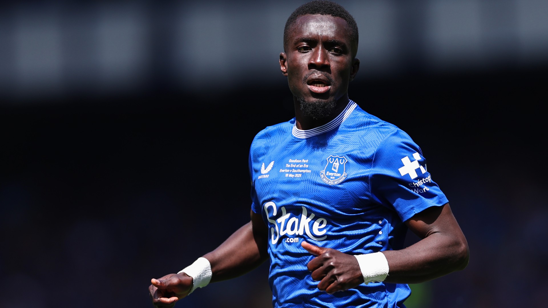 Gueye signs new Everton contract