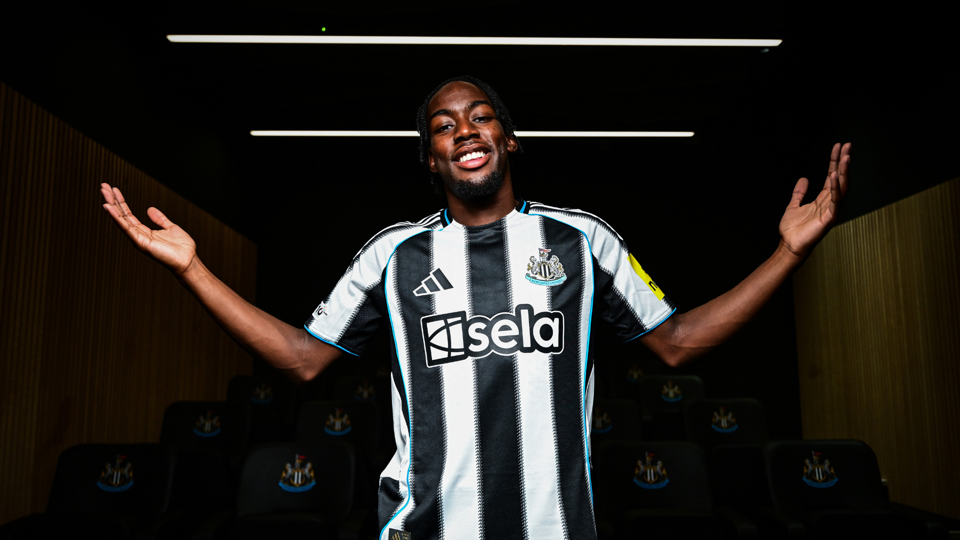 Newcastle complete Elanga transfer