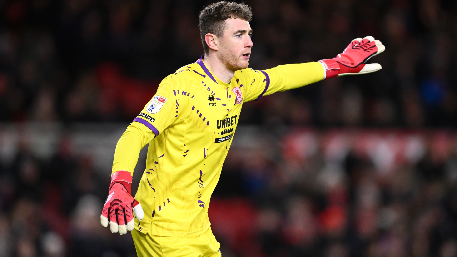 Everton sign goalkeeper Travers 