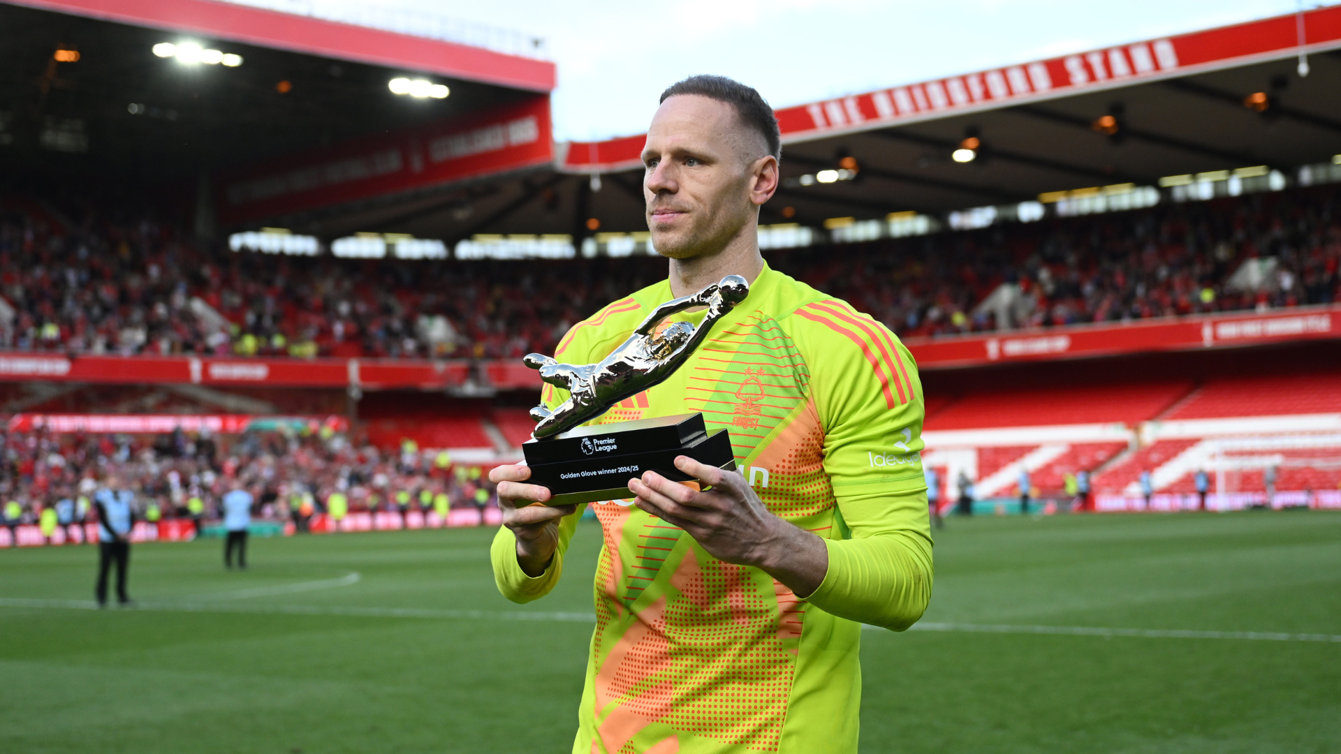 Sels signs new Forest contract