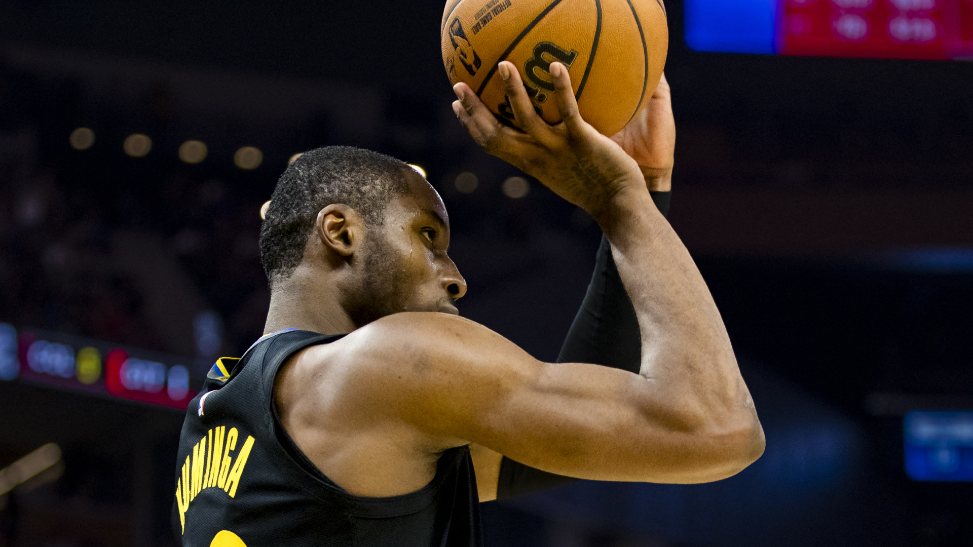 Jonathan Kuminga taking a three-point shoot for the Golden State Warriors.