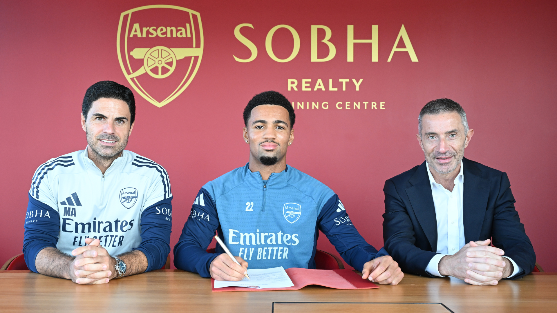 Nwaneri signs new Arsenal deal