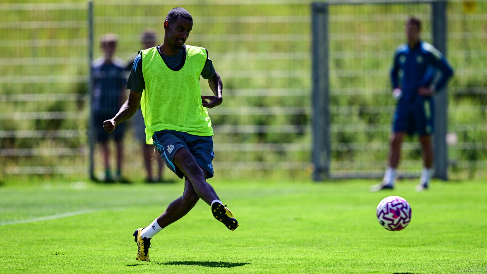 Howe: Isak saga unified the squad