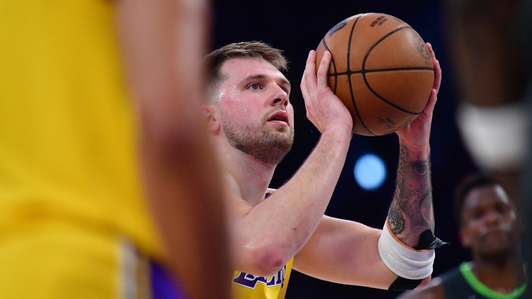 Luka Dončić Pulls Off an Impressive Full-Court Trick... With His ...