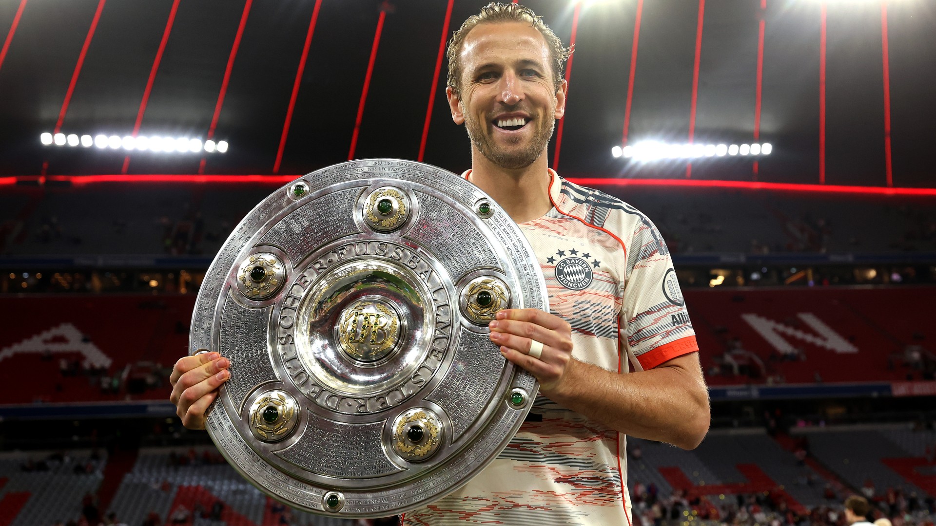 Kane defends Bayern move 