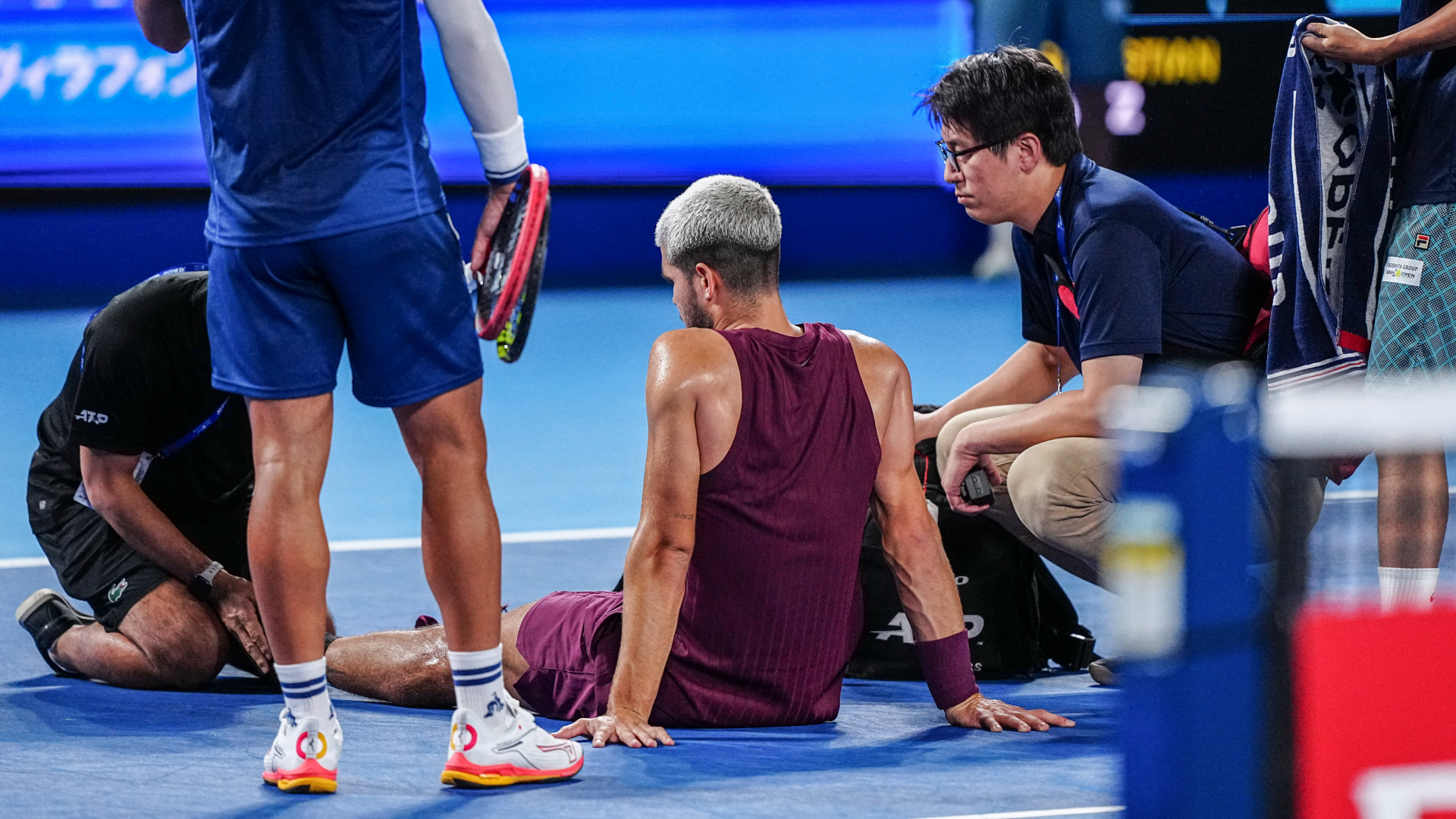 Alcaraz overcomes injury scare