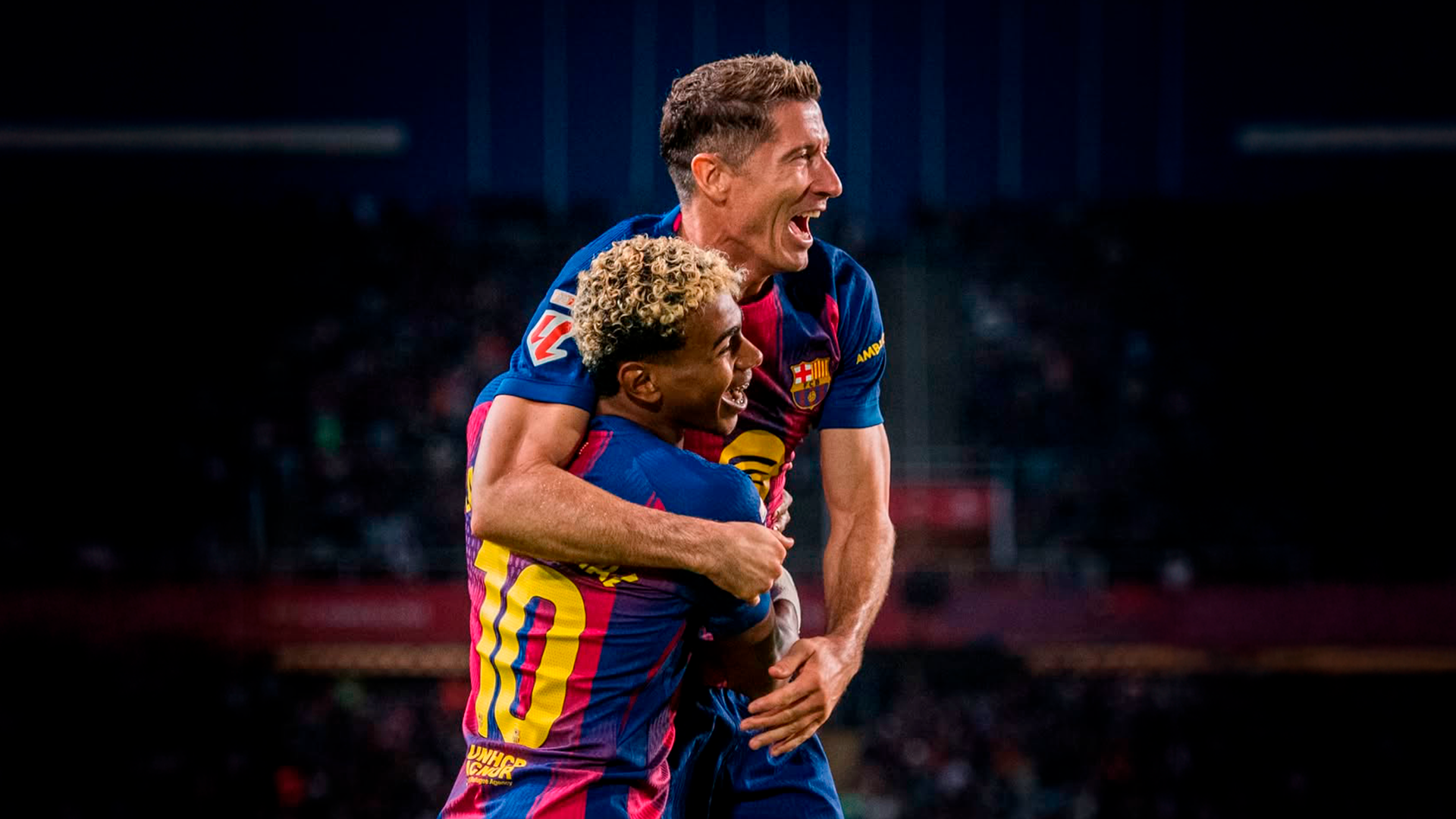 Lamine Yamal y Robert Lewandowski celebran un gol durante el partido entre el FC Barcelona y la Real Sociedad.