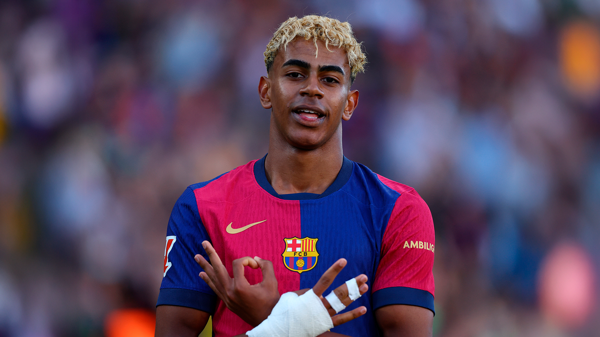 Lamine Yamal realiza su icónica celebración "304" durante un partido del FC Barcelona.