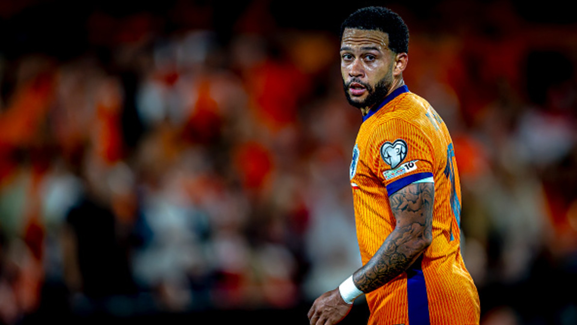 Depay delayed after passport stolen