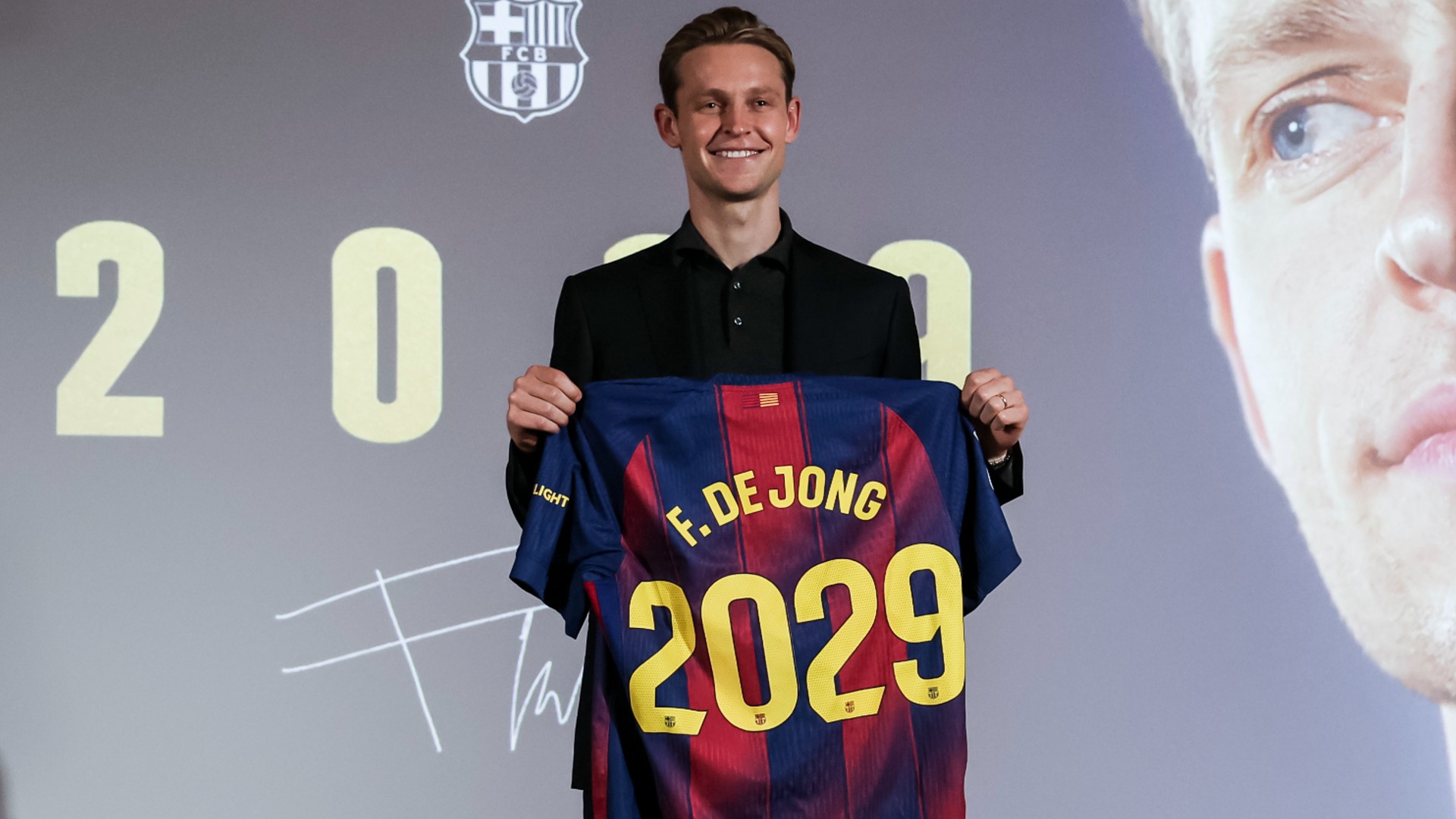 De Jong extends Barcelona deal