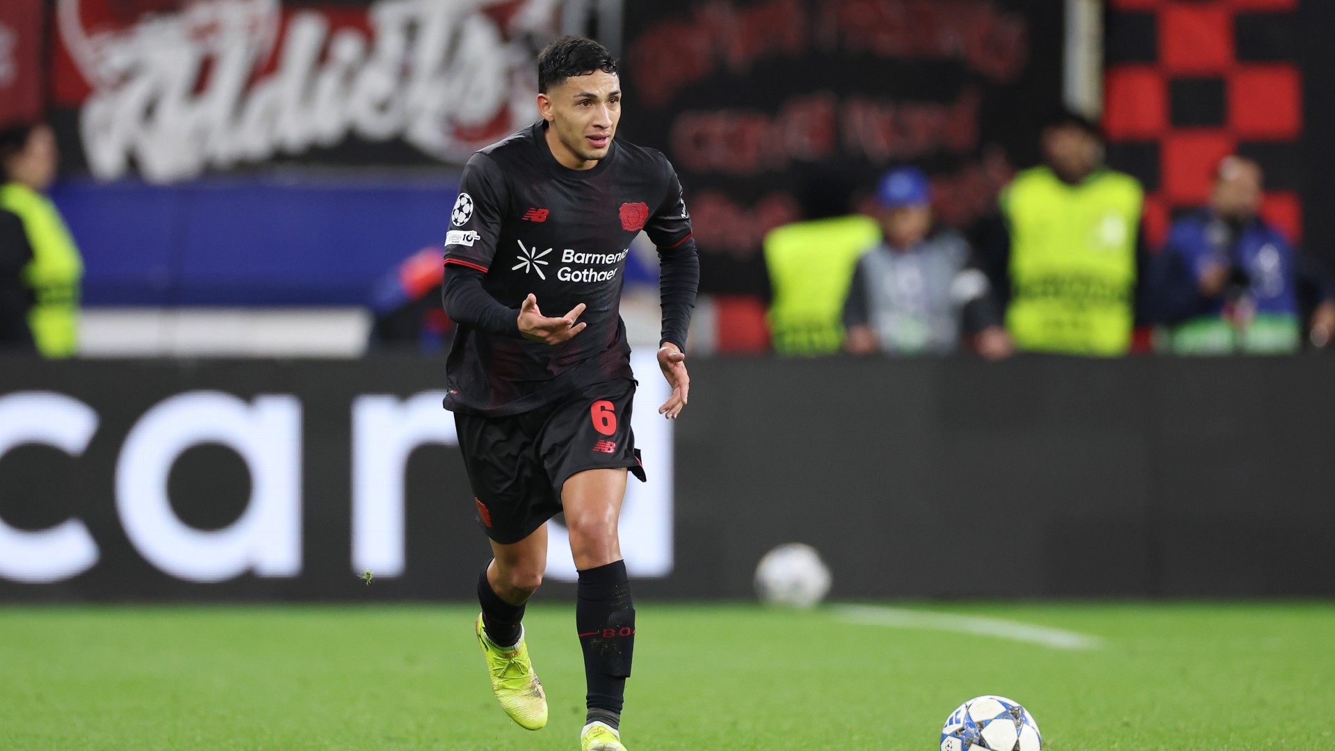 Fernandez suffers knee injury