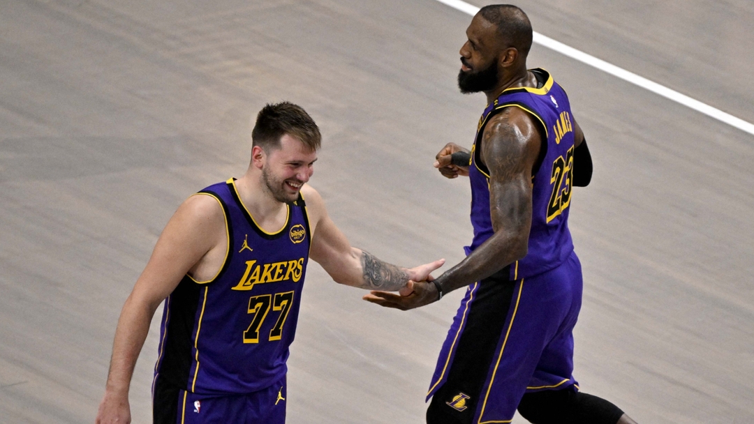 LeBron James reacciona asombrado mientras Luka Doncic se roba el espectáculo ante los Spurs