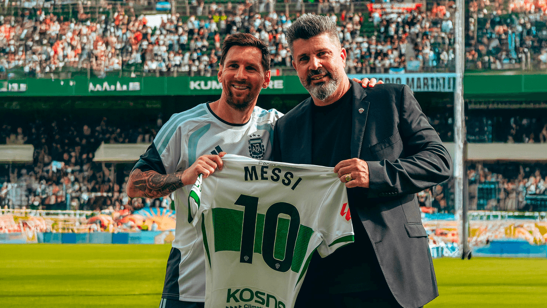 Messi's Viral Reaction to Receiving an Elche Shirt During Argentina's Training in Spain | beIN SPORTS