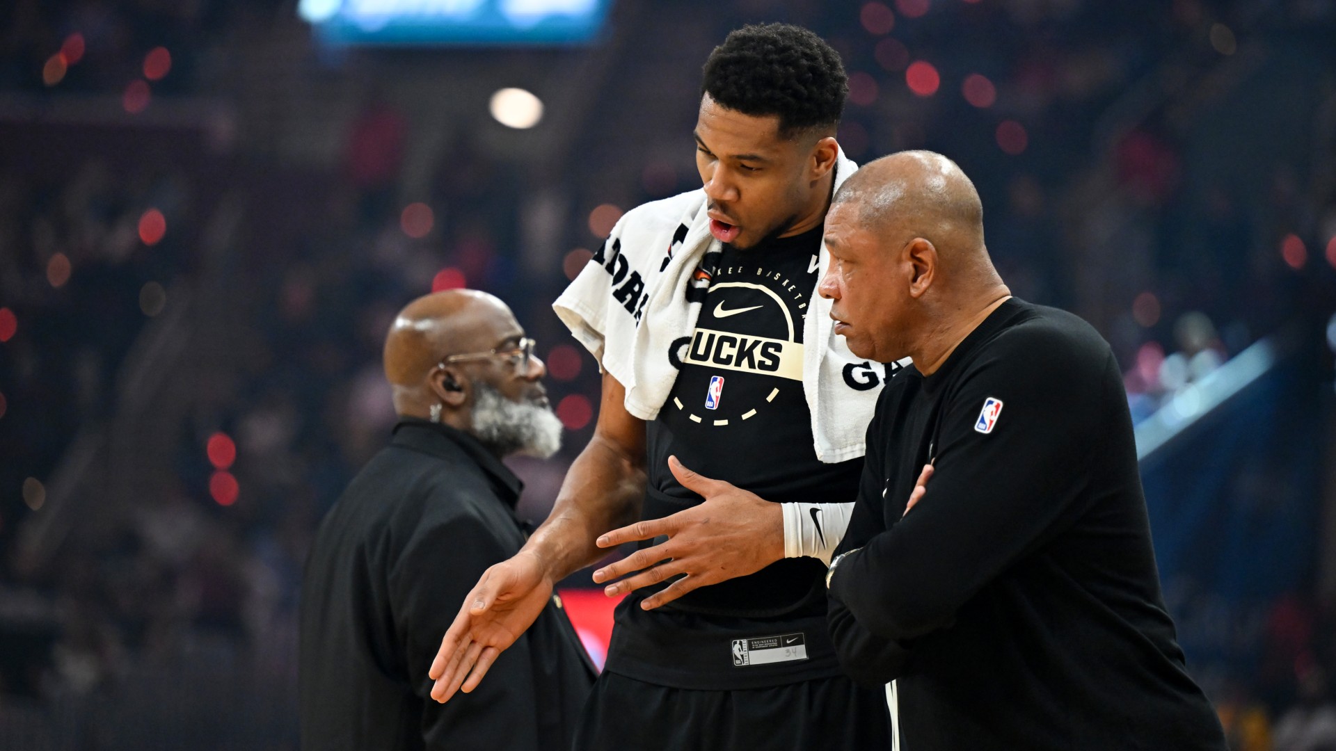 Giannis injured in Bucks' loss