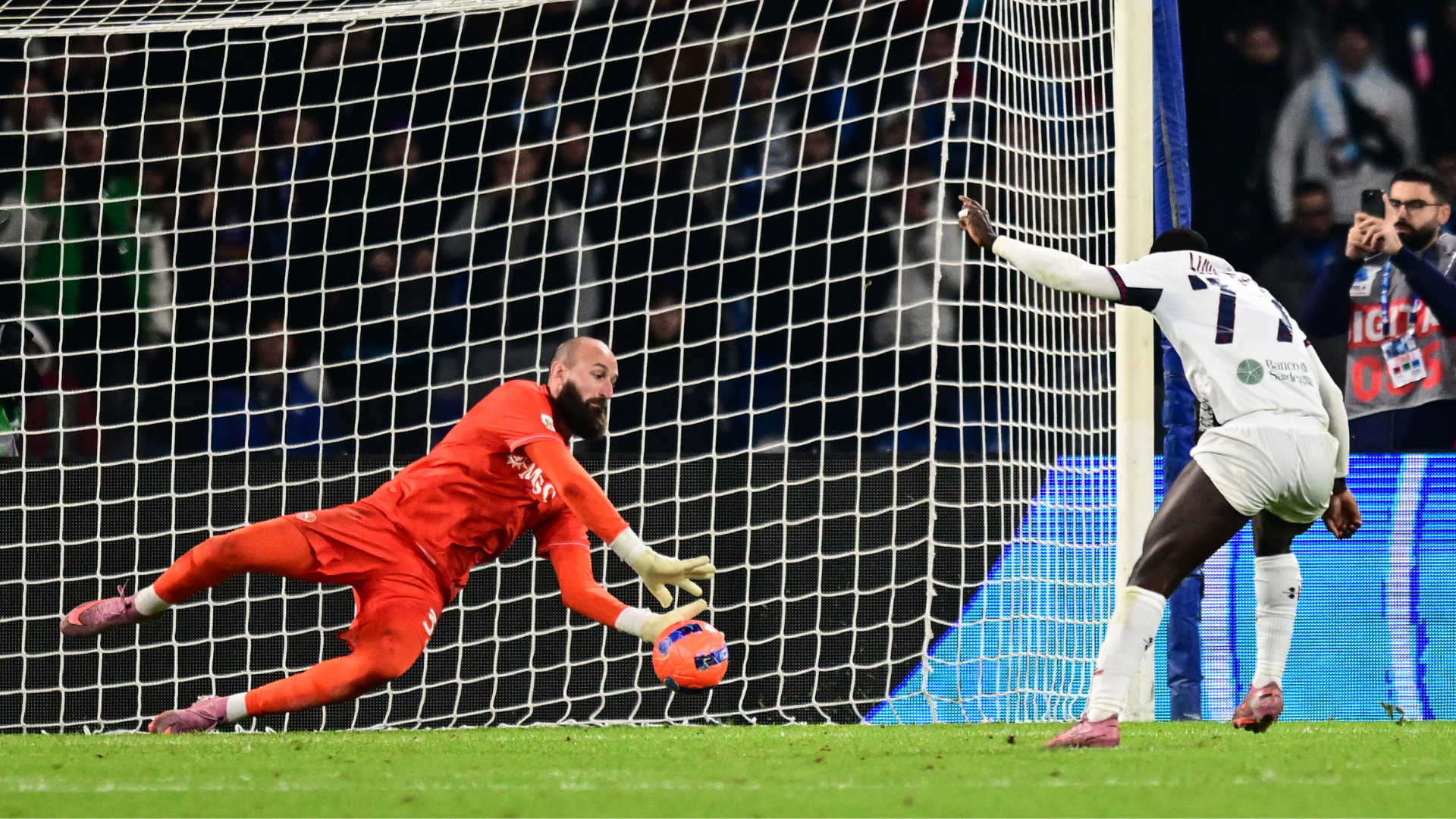 Napoli 1-1 Cagliari (9-8 pens)