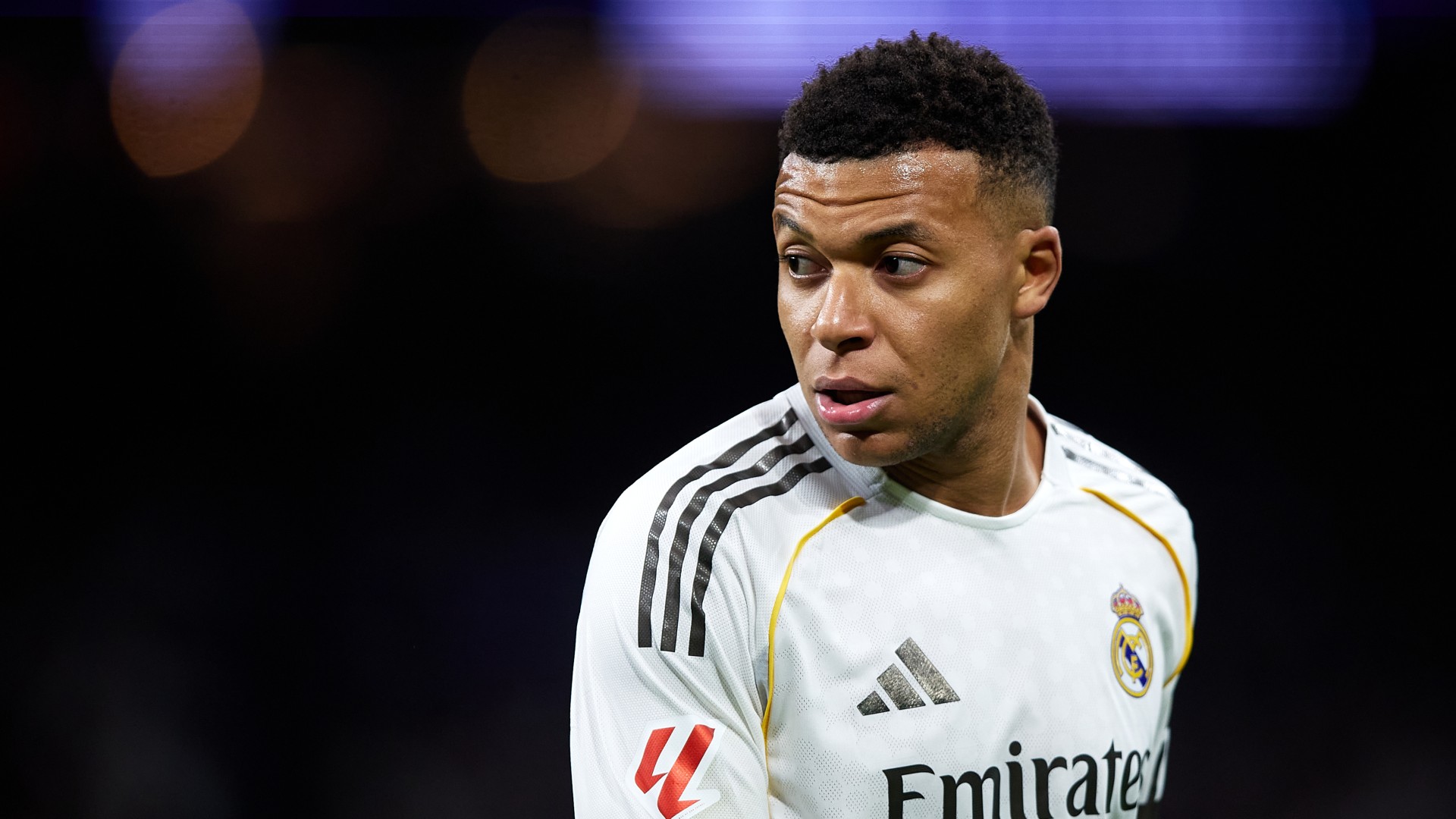 Mbappe suffers knee injury