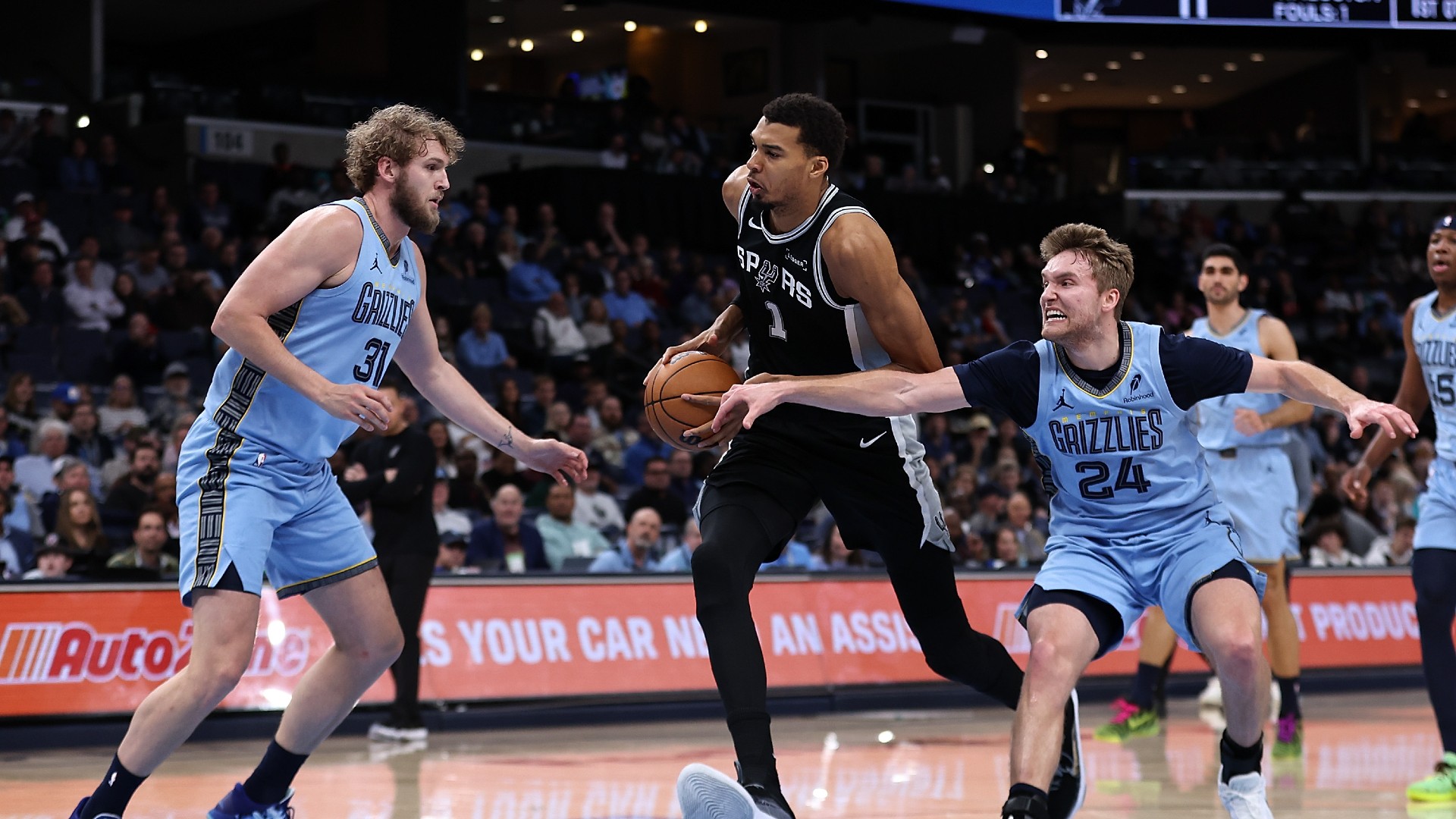 Wembanyama scores 30 in return