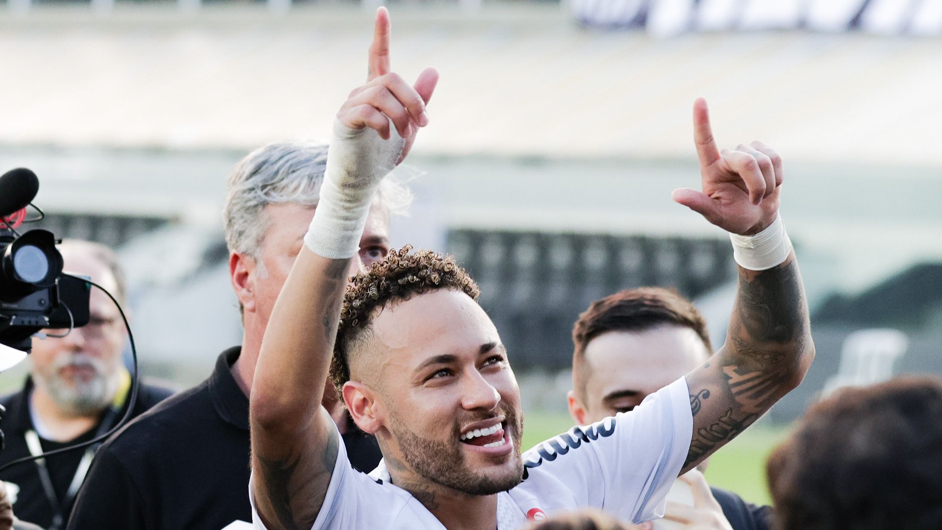 Neymar extends Santos stay