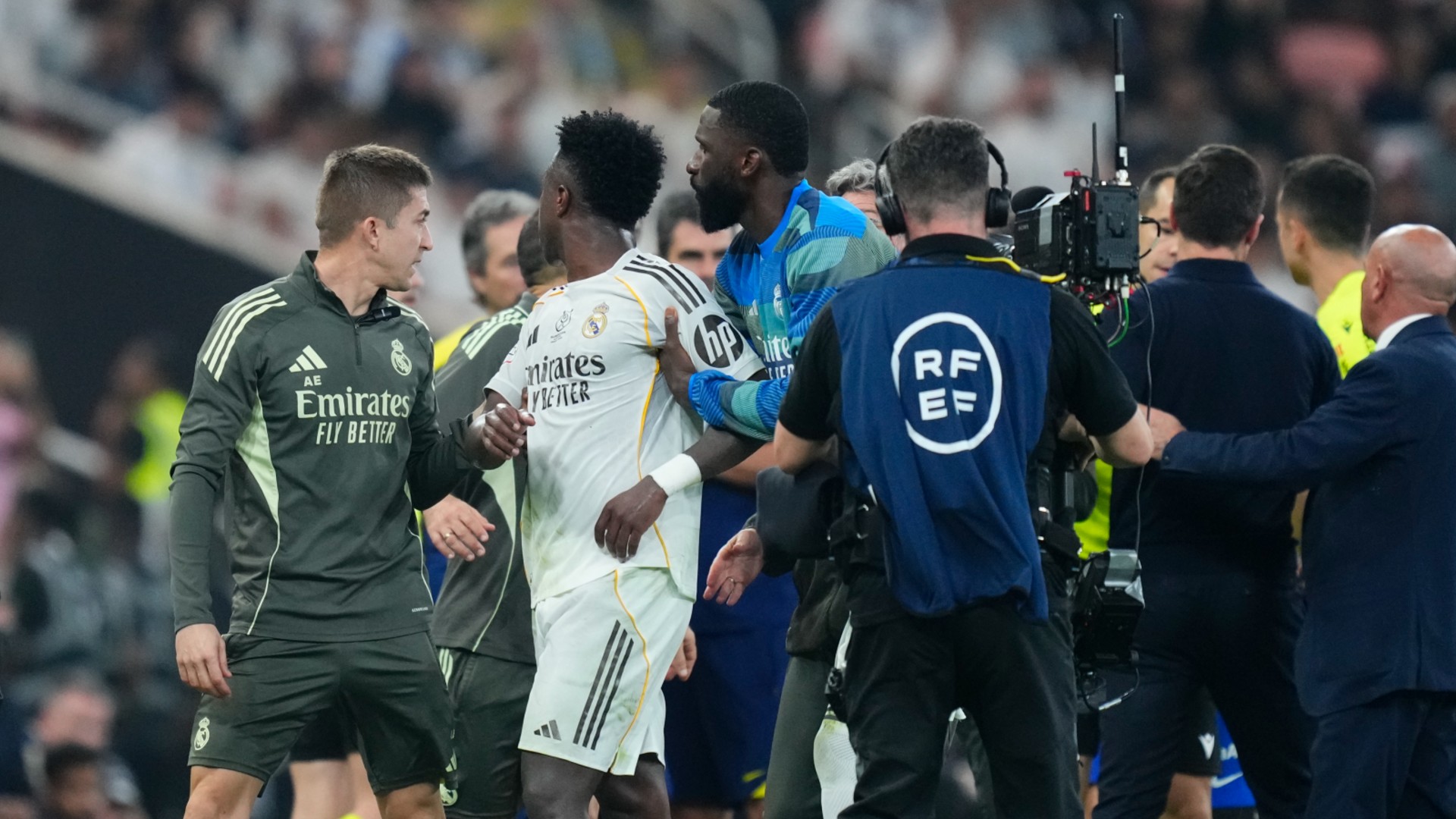 Alonso fumes at Simeone