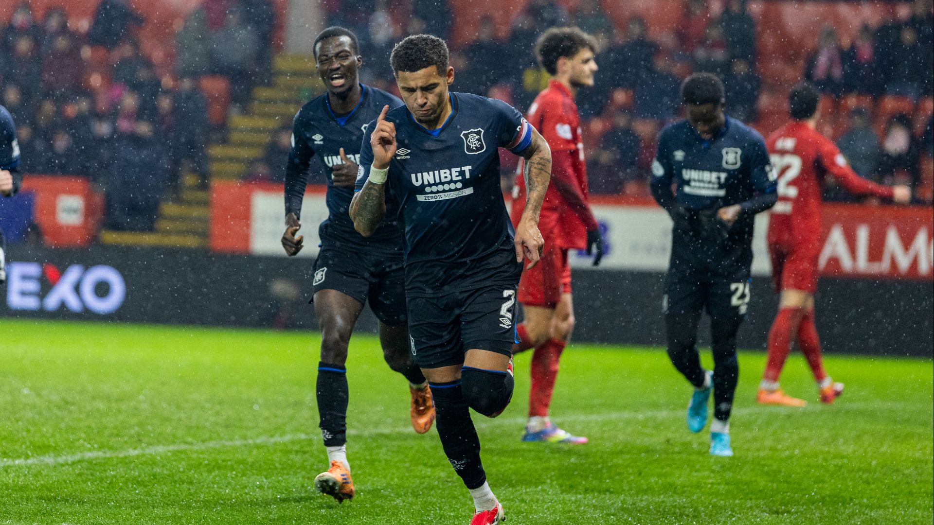 Rangers close gap on leaders Hearts