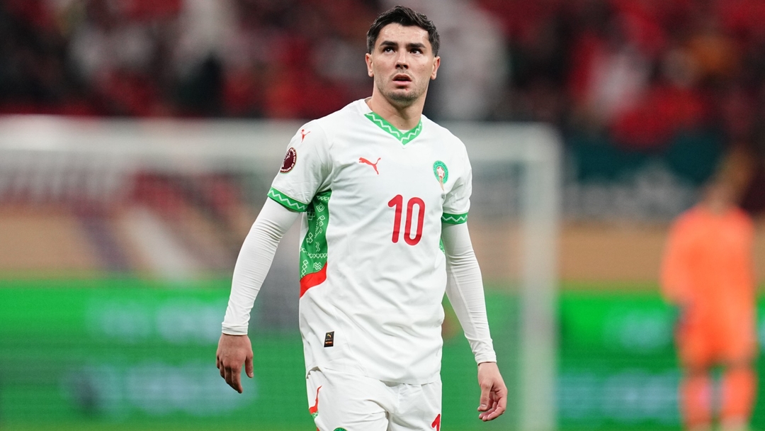 Luis Enrique broni Brahima Diaza po niewykorzystanym karnym w finale Pucharu Narodów Afryki