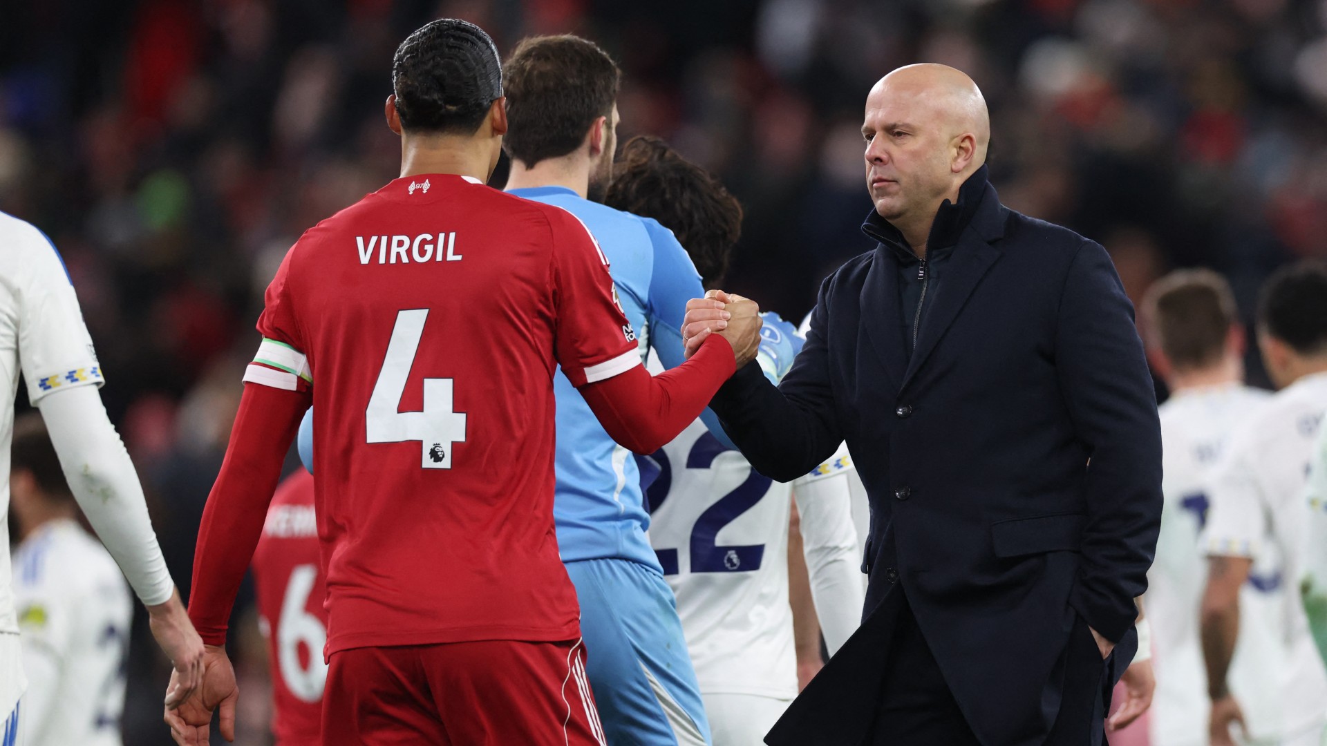 Van Dijk defends Slot from critics