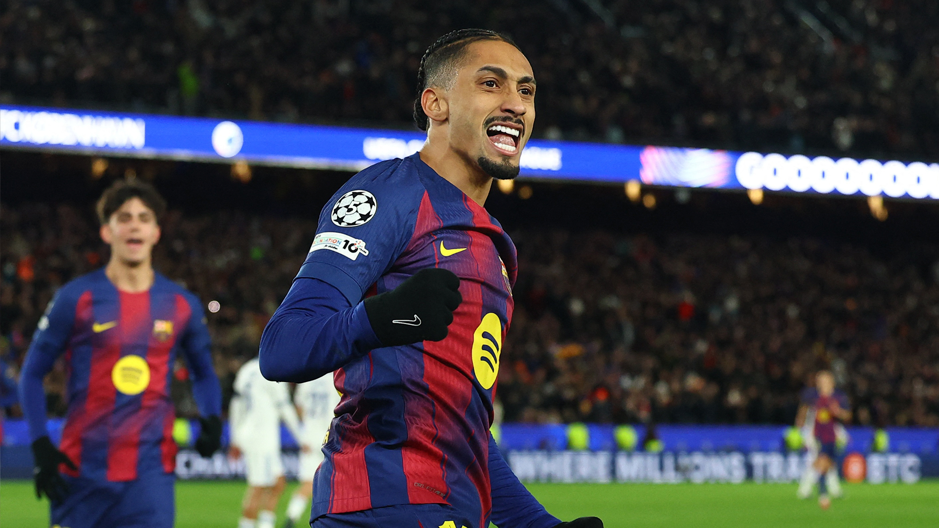 Raphinha celebra un gol durante un partido del FC Barcelona.
