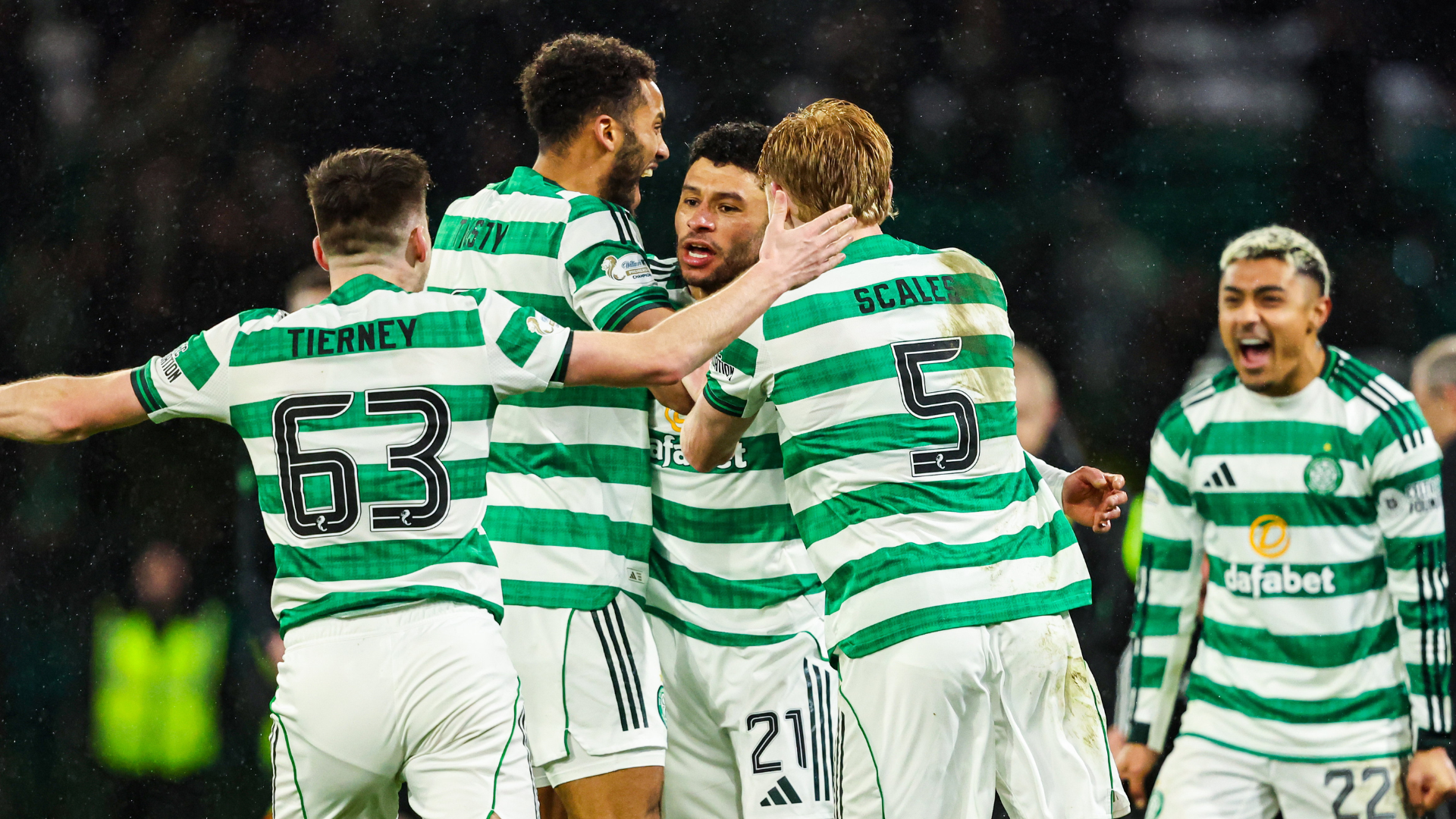 Oxlade-Chamberlain rescues Celtic