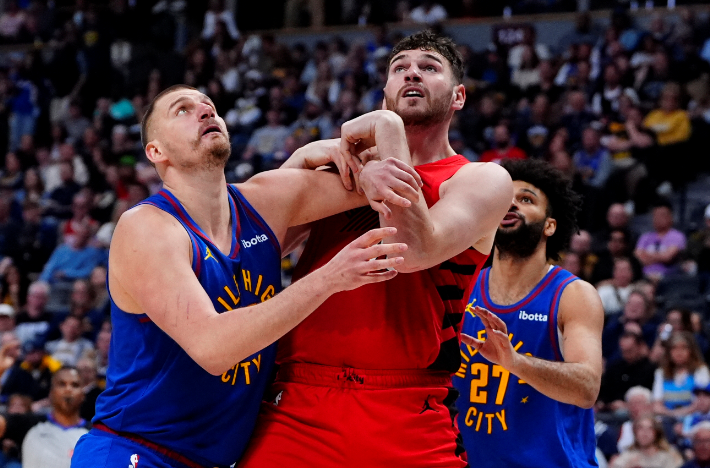 NBA : Jokic maintient les Nuggets dans la course