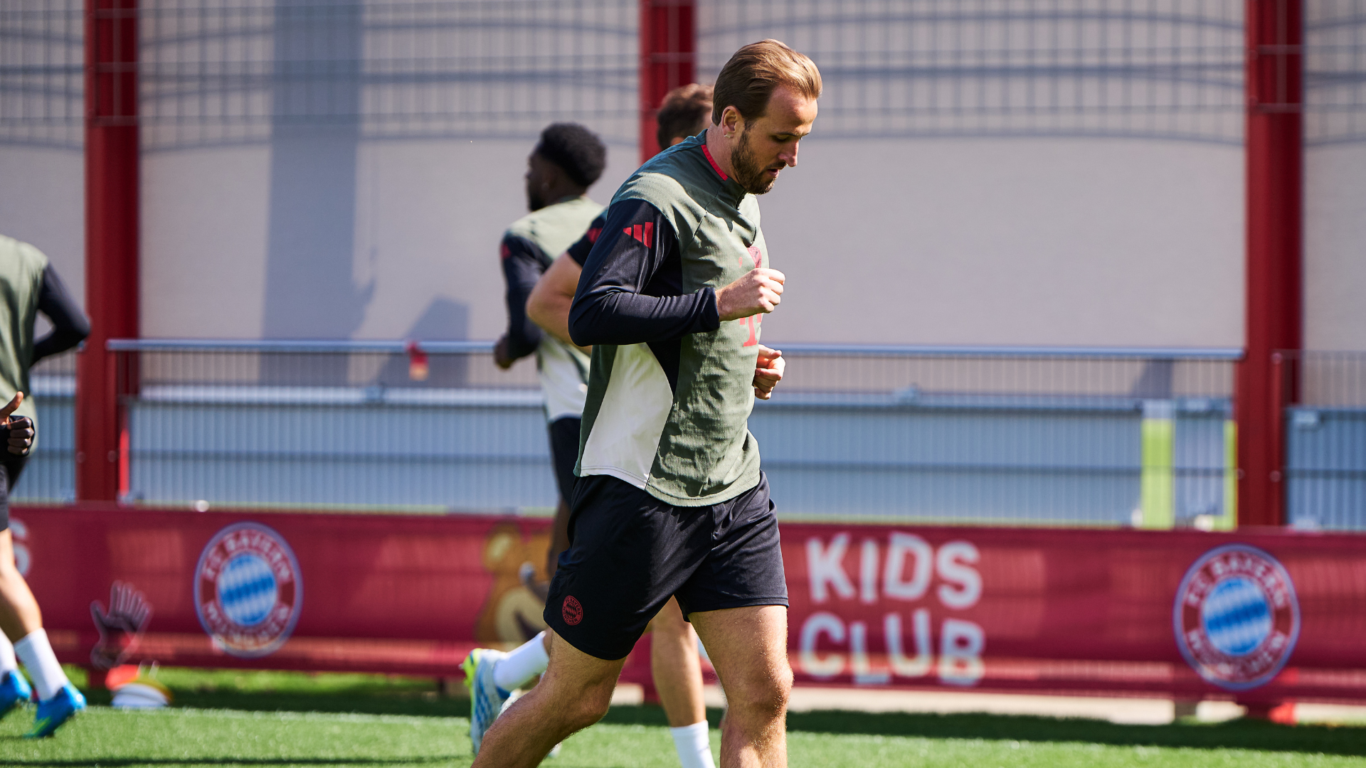 Kompany to make late Kane call