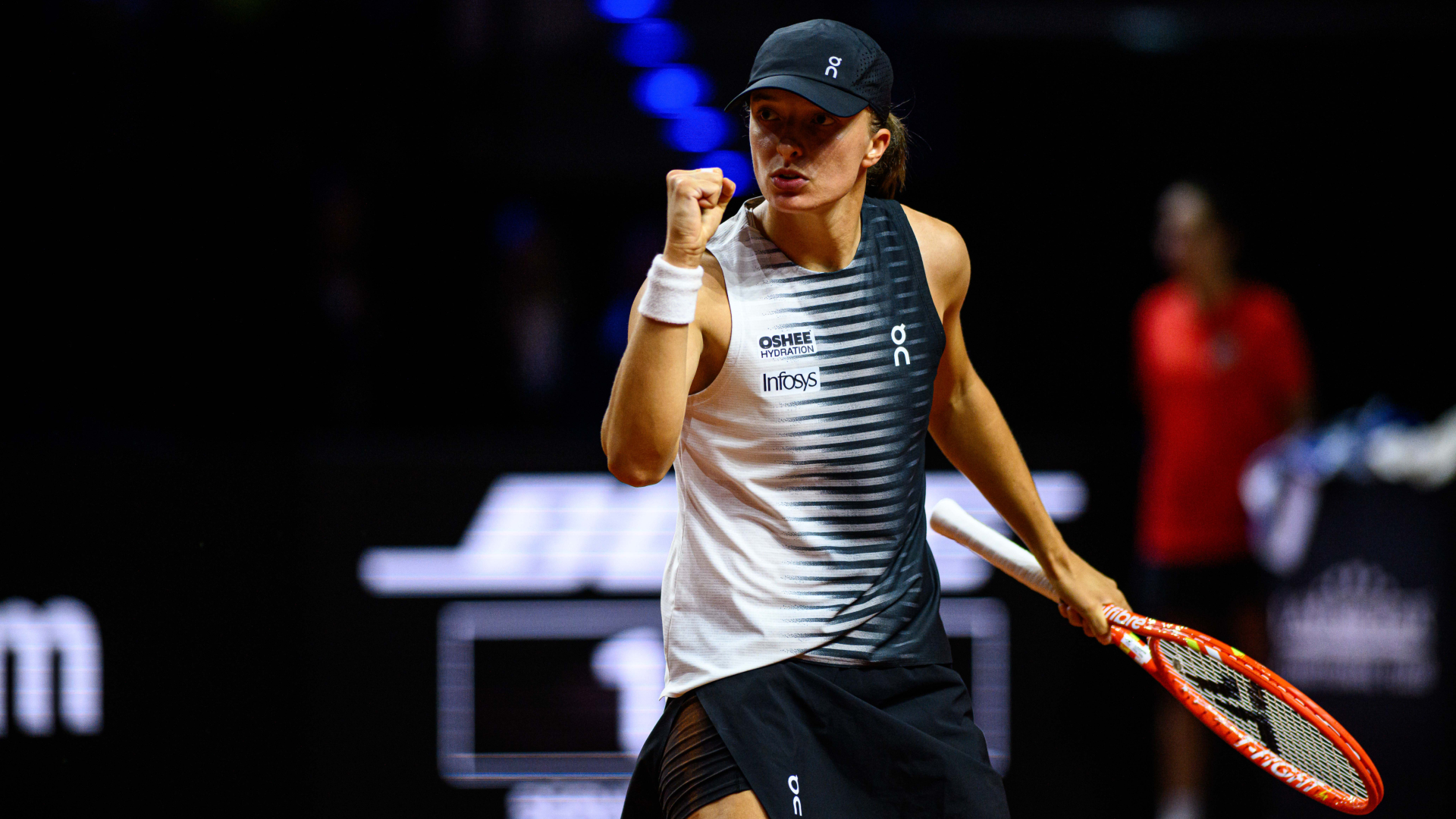 Swiatek wins on return to clay