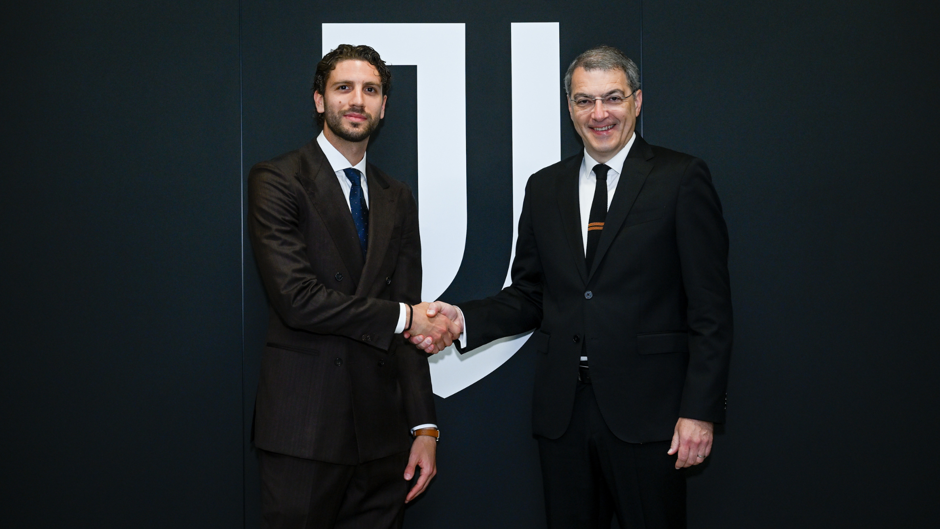 Locatelli signs new Juventus deal