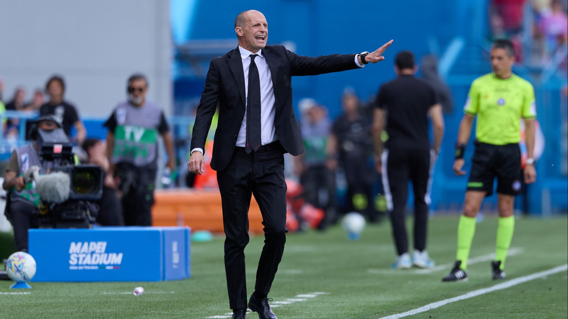 Allegri calls for calm from Milan