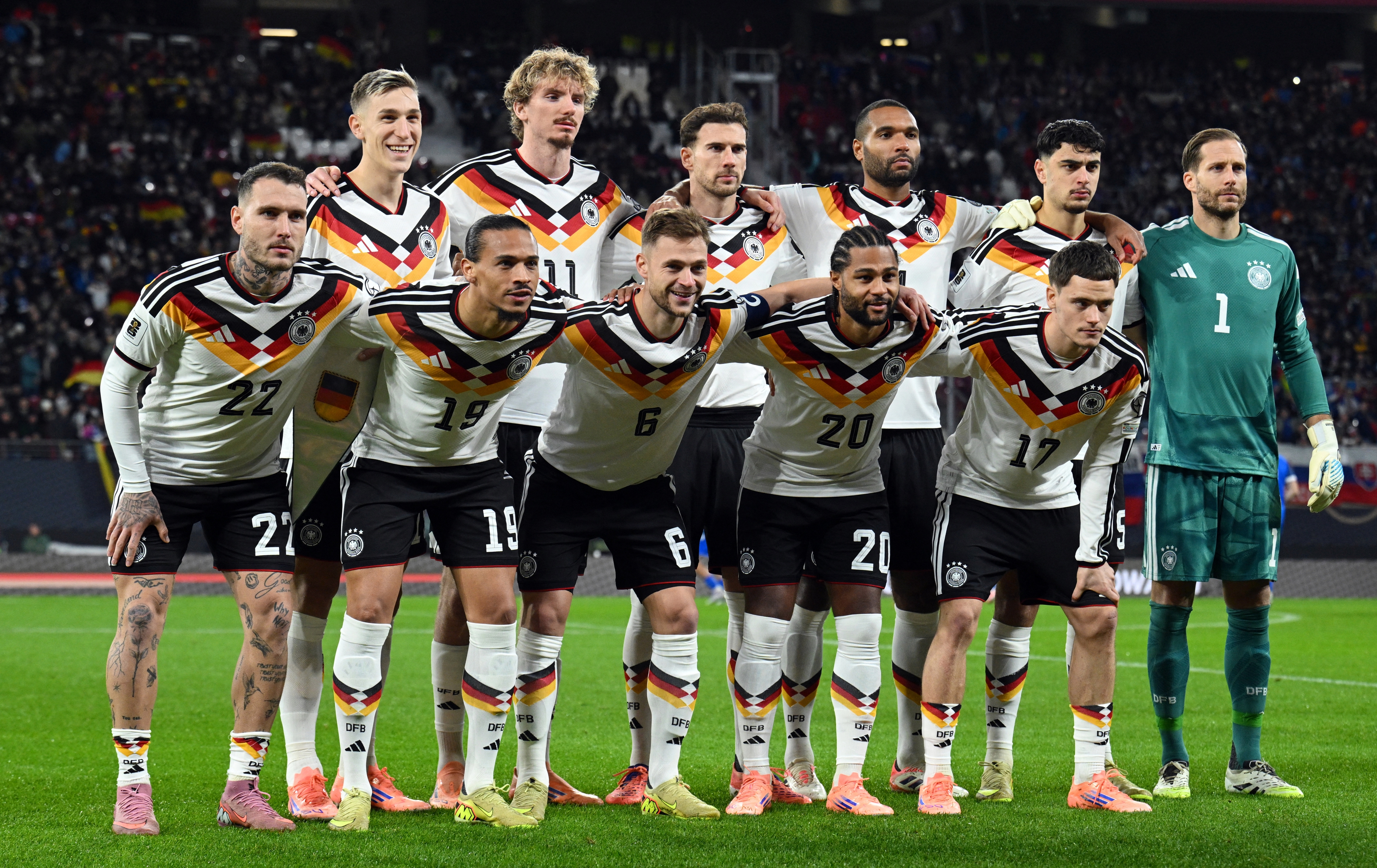La selección de Alemania posa para la foto previo al inicio de un partido.