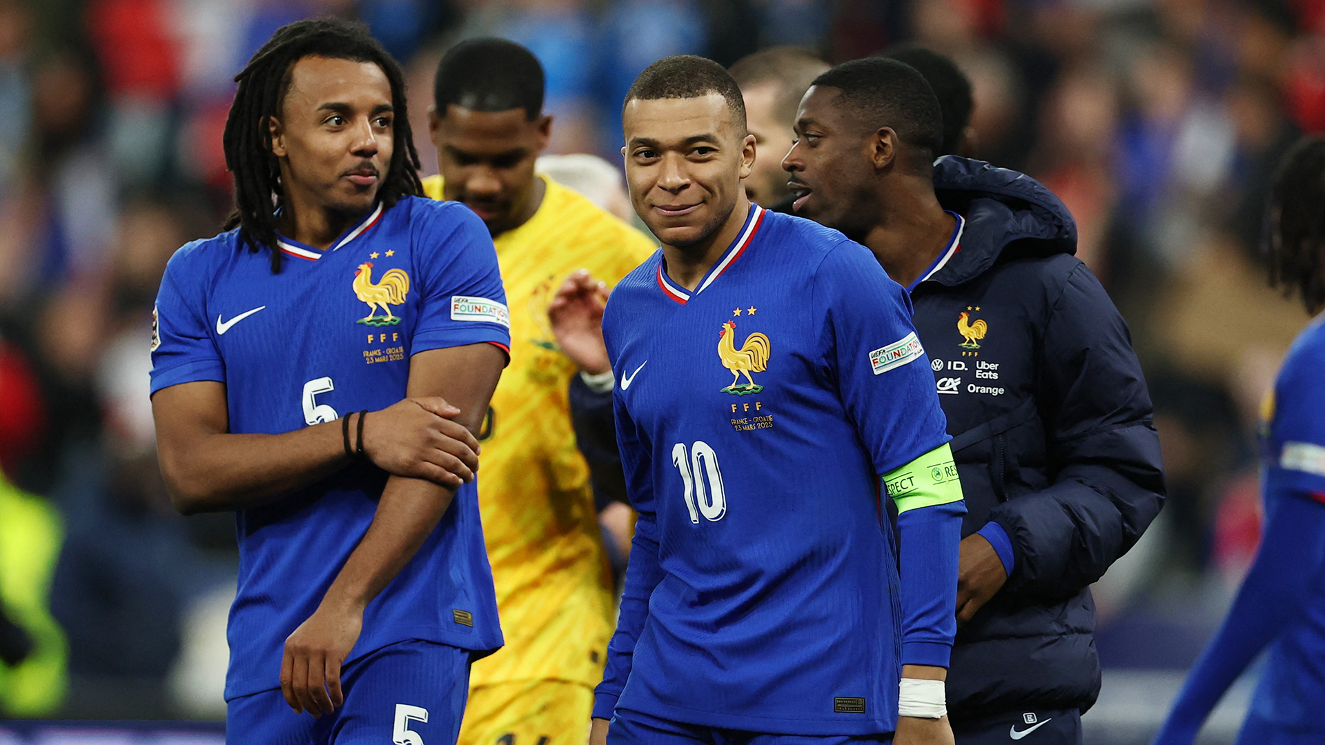 Jules Koundé y Kylian Mbappé celebran durante un partido con la selección de Francia.