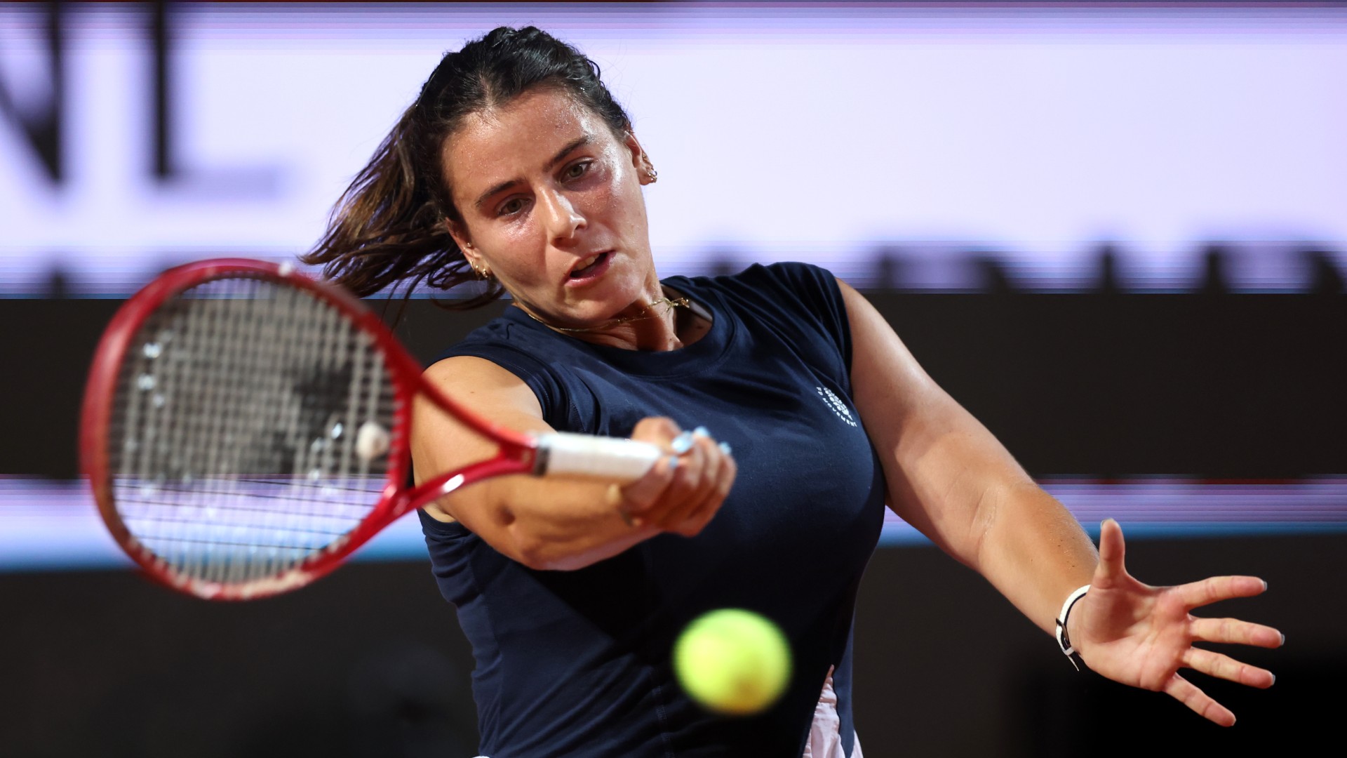 Navarro stuns Jovic in Strasbourg
