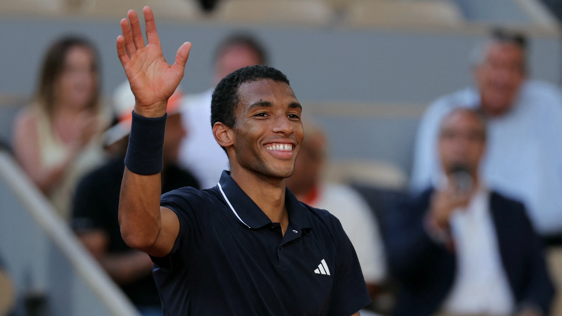 Auger-Aliassime storms into last 8