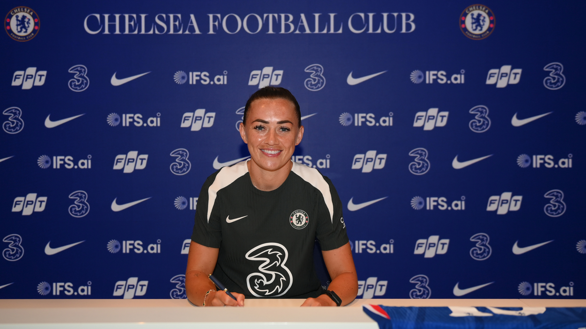 McCabe swaps Arsenal for Chelsea