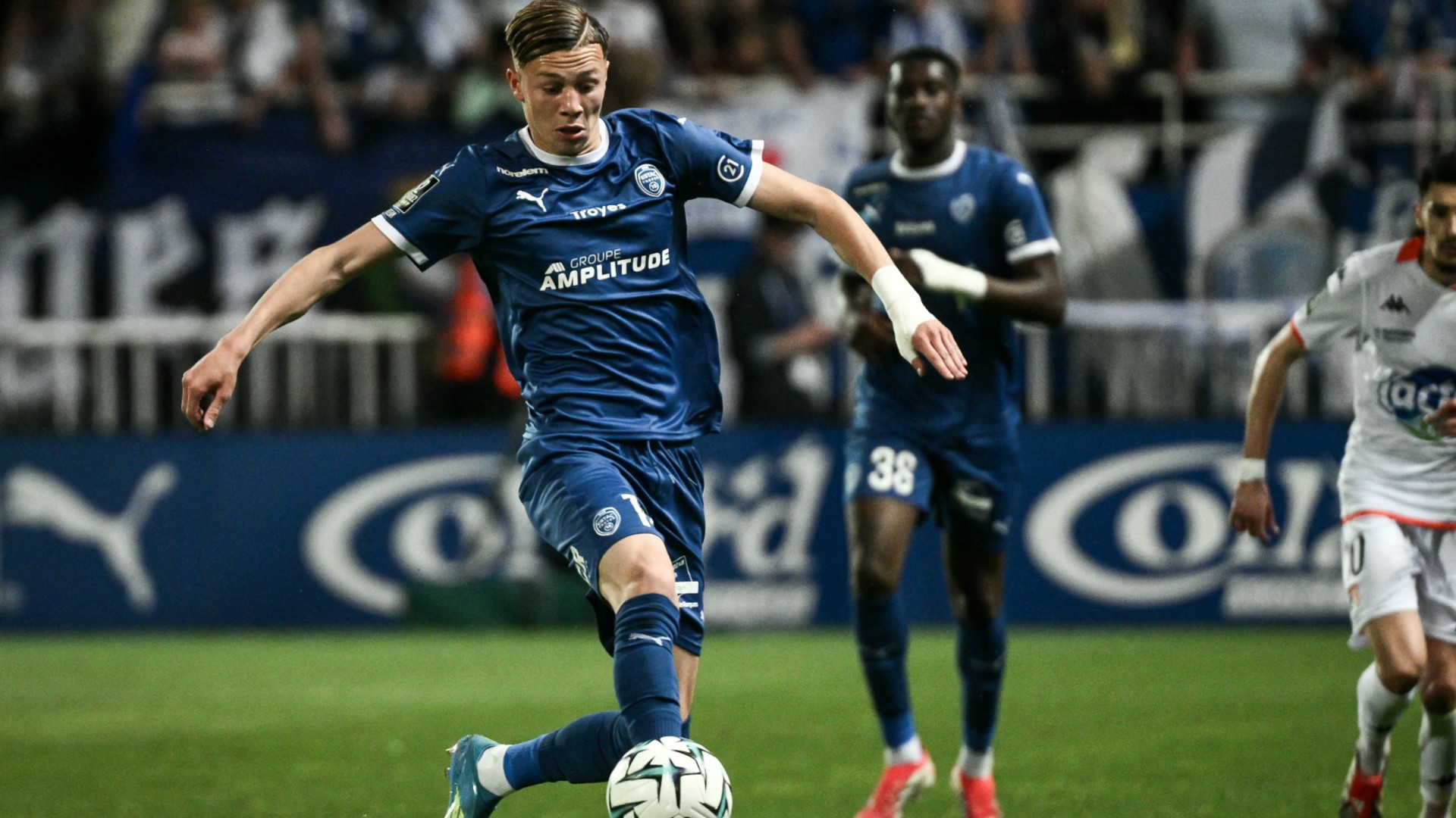 Man City sign youngster Detourbet
