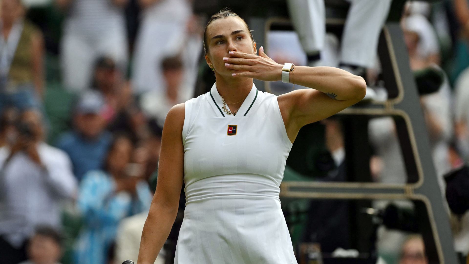 Sabalenka, Osaka ease through